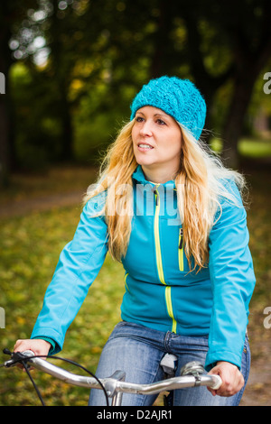 Frau Reiten Fahrrad im park Stockfoto