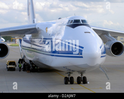 Die Antonov an-124-100 ist ein großes Frachtflugzeug für den Transport schwerer und übergroßer Lasten. Es ist eines der größten Frachtflugzeuge der Welt, bekannt für seine beeindruckende Nutzlastkapazität, fortschrittliche Avionik und sein vielseitiges Design, was es zu einem Schlüsselfaktor in der globalen Logistik und im Schwerlasttransport macht. Stockfoto