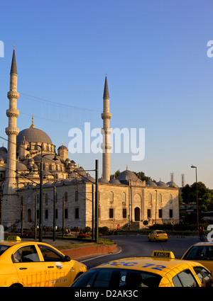 Die Yeni Camii oder neue Moschee in Istanbul, Türkei, Eurasien Stockfoto
