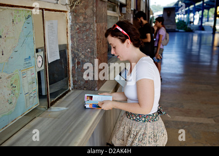 Tourist-Kauf von Tickets im Zug Bahnhof Sirkeci Gar, Railway Station, Istanbul, Türkei Stockfoto