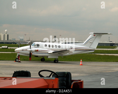HB-GPI, ein Beech 300 Super King Air, registriert bei der Technomag AG, gesehen am Flughafen Leipzig Halle (LEJ). Dieses Flugzeug wird häufig sowohl für die kommerzielle als auch für die private Luftfahrt verwendet und verfügt über zwei Motoren und ein elegantes Design. Stockfoto