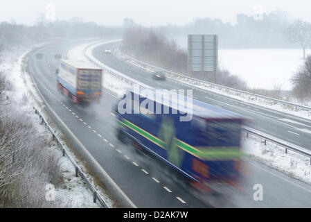 Chester UK. 18. Januar 2013. Verkehr, Reisen entlang der A55 Chester Bypass im verschneiten Wetterbedingungen. Stockfoto