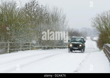 Chester UK. 18. Januar 2013. Ein 4 x 4 Land Rover reist entlang einer Schnee bedeckten Straße am Stadtrand von Chester UK. Stockfoto