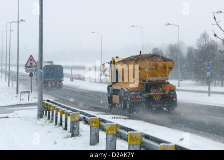 Chester UK. 18. Januar 2013. Ein Salzstreuer auf einer zweispurigen im verschneiten Wetterbedingungen am Stadtrand von Chester UK arbeiten. Stockfoto