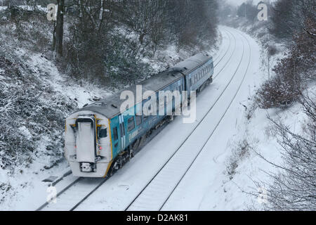 Chester UK. 18. Januar 2013. Crewe, Chester Arriva Zug macht seine Endanflug in Chester im verschneiten Wetterbedingungen. Stockfoto