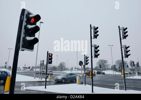 Chester UK. 18. Januar 2013. Verkehr verhandelt eine wichtige Kreuzung im verschneiten Wetterbedingungen. Stockfoto