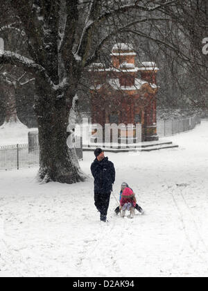 Brighton, Sussex, UK.18th Januar 2013 - diese Jugendlichen gezogen bekommen entlang auf ihren Schlitten wie sie den Schnee in Queens Park Brighton genießen heute Foto von Simon Dack/Alamy live-Nachrichten. Stockfoto