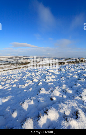 Wert-Tal aus der Pennine Way und Bronte Haworth im Winter Schnee, West Yorkshire, England, UK. Stockfoto