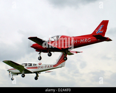 General Avia F-22 C Pinguino Sprint, Deventer - Teuge (EHTE), PH-MRG (Cn 023) Vliegschool Teuge Piper PA-28RT-201T Turbo Arrow Stockfoto