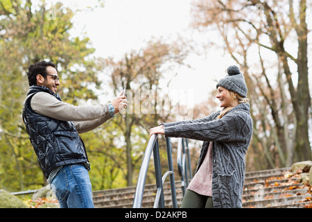 Mann unter Bild der Freundin im park Stockfoto
