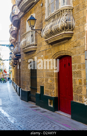 Rot und schwarz Tür in eine schmale Straße Cadiz Spanien Stockfoto