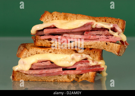 Ein Schnitt corned Beef Sandwich mit Schweizer Käse überbacken Stockfoto