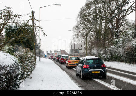 18. Januar 2013, Buckinghamshire, England.  Verkehr bewegt sich langsam durch ein Dorf Buckinghamshire bei starkem Schneefall. Stockfoto