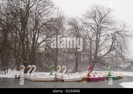 18.01.2013, Alexandra Palace, London UK. Sportboote aussehen surreal, wie schwere Schnee auf den gefrorenen See mit Booten auf dem Gelände des Alexandra Palace, Nord-London fällt. Stockfoto