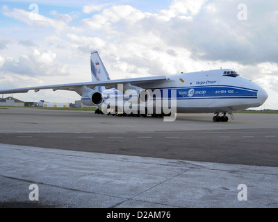 Die Antonov an-124-100 ist eines der größten Frachtflugzeuge der Welt und wurde für schwere Transporteinsätze entwickelt. Er verfügt über fortschrittliche Luft- und Raumfahrttechnologie und wird häufig für den Transport großer und schwerer Lasten verwendet, sowohl kommerziell als auch für militärische Zwecke. Er ist bekannt für seine beeindruckende Größe und Leistungsfähigkeit. Stockfoto