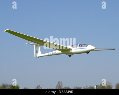 Die Schleicher ASK 21 mit dem Kennzeichen PH-844 ist ein zweisitziger Segelflugzeug am Flughafen Hoogeveen. Bekannt für sein ausgezeichnetes Handling und seine Leistung bei Segelflugwettkämpfen, ist dieses Flugzeug weit verbreitet für Flugtraining und Freizeitgleiten. Der ASK 21 verfügt über ein Hochleistungsflugzeug und wird weltweit sowohl im Privat- als auch im Vereinsbetrieb eingesetzt. Stockfoto