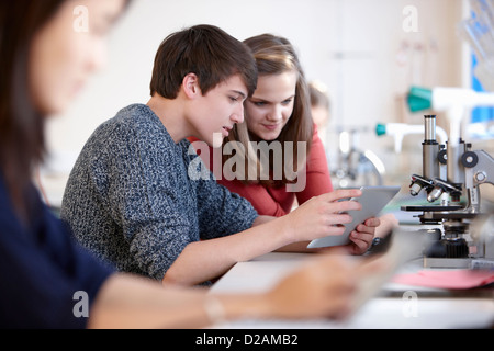 Studenten, die mit Tablet-Computer im Unterricht Stockfoto