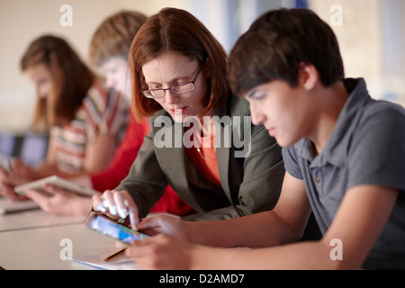 Schüler und Lehrer mit Tablet-computer Stockfoto