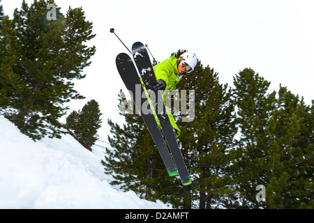 Springen auf verschneiten Hang Skifahrer Stockfoto