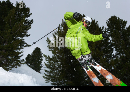 Springen auf verschneiten Hang Skifahrer Stockfoto
