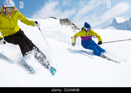 Skifahrer auf verschneiten Hang Stockfoto