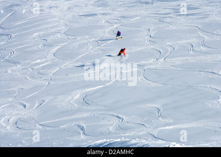 Snowboarder machen Spuren im Schnee Stockfoto