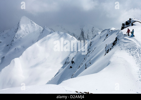 Snowboarder, die verschneiten Hang Klettern Stockfoto