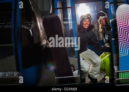 Snowboarder, die Fahrt in der Seilbahn Stockfoto