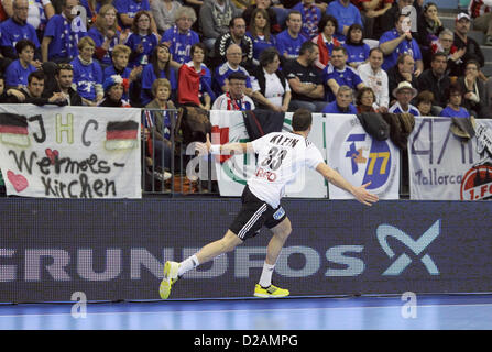 Dominik Klein Deutschlands feiert ein Ziel vor Französisch-Fans während der Herren Handball-WM wichtigsten Vorrundenspiel Deutschland Vs Montenegro in Granollers, Spanien, 16. Januar 2013. Deutschland hat 29:21 gewonnen. Foto: Fabian Stratenschulte/dpa Stockfoto