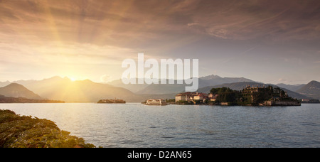 Sonnenaufgang über Dorf und See Stockfoto