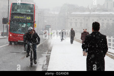 London, UK. Pendler kämpfen Sie sich durch den Schnee Waterloo Brücke im Zentrum von London, 18. Januar 2013 überqueren. Meteorologen haben eine bitterkalt Wochenende mit Schnee voraussichtlich über die meisten des Vereinigten Königreichs mit Reisen Störungen befürchtet gewarnt. George Henton / Alamy live-News. Stockfoto