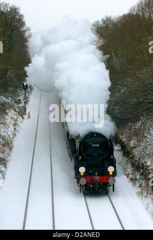 Die VS Orient Express Steam Locomotive SR Handelsmarine Clan Line Klasse 4-6-2 Nr. 35028-Geschwindigkeiten durch verschneite Reigate, Surrey, 1501hrs Freitag, 18. Januar 2013 auf dem Weg nach London Victoria, UK. Foto von Lindsay Constable/Alamy Live-Nachrichten Stockfoto