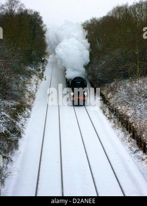 Die VS Orient Express Steam Locomotive SR Handelsmarine Clan Line Klasse 4-6-2 Nr. 35028-Geschwindigkeiten durch verschneite Reigate, Surrey, 1501hrs Freitag, 18. Januar 2013 auf dem Weg nach London Victoria, UK. Foto von Lindsay Constable/Alamy Live-Nachrichten Stockfoto