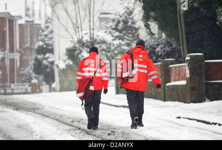 18.01.2013 - Royal Mail Postbote kämpfen Sie sich durch den schwierigen Bedingungen auf der Isle Of Wight Nachrichtenübermittlung Stockfoto