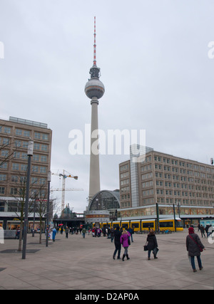 Alexanderplatz in Berlin-Deutschland ein öffentliches Verkehrsmittel und Kaufhäusern, Fernsehturm hinter Stockfoto