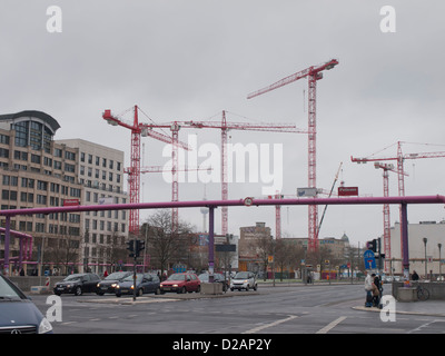 Potsdamer Platz in Berlin-Deutschland an einem trüben Wintertag, Straßenkreuzung, rosa Pipeline und Gebäude Krane Stockfoto