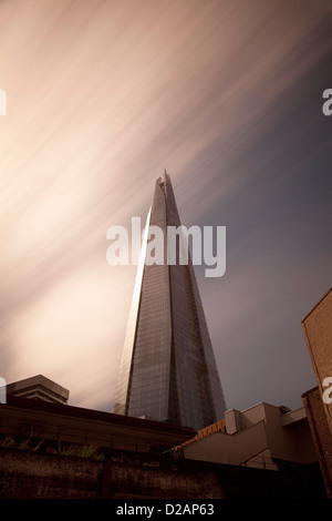 Hochhaus mit Blick auf Stadtstraßen Stockfoto