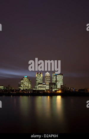 Städtischen Wolkenkratzer beleuchtet bei Nacht Stockfoto