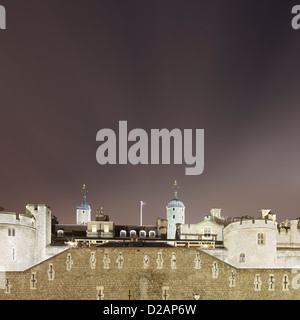 Burg, die nachts beleuchtet Stockfoto