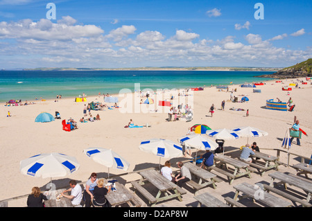 Urlauber, die zum Sonnenbaden und amüsieren sich am Porthmeor Beach und Café St Ives Cornwall England UK GB EU Europa Stockfoto