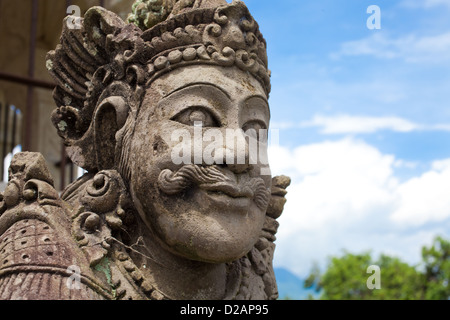 Balinesen-Statue am Karangasem Wassertempel in Bali, Indonesien Stockfoto