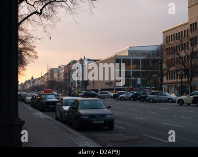 Sonnenuntergang in der Bismarckstraße in Berlin-Deutschland mit Deutsche Oper entfernt auf der anderen Seite Stockfoto