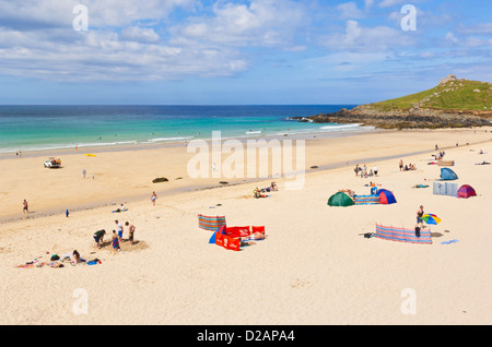 Urlauber, Sonnenbaden und amüsieren sich auf Porthmeor beach St Ives Cornwall England UK GB EU Europa Stockfoto