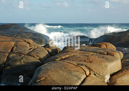 Flut in Richtung Sonnenuntergang auf Granitfelsen zwischen Greens Pool und Elephant Rocks. Stockfoto