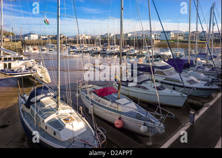 Boote und Yachten sind alle im Portmadog Hafen warten auf den Frühling Segeln hautnah in der Winterperiode festgemacht. Stockfoto