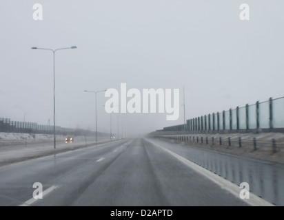 schlechter Sicht, schlechte Fahrbedingungen, Schneeregen, Nebel und Schnee auf der Autobahn, typisch winterlichen Bedingungen in Norwegen Stockfoto