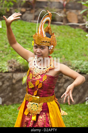 Young-balinesischen Tänzerin traditioneller Legong Tanz Stockfoto