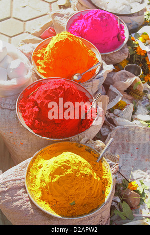 Rangoli Farben zum Verkauf auf Markt für Diwali, Pune, Maharashtra, Indien Stockfoto