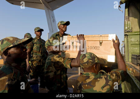 HANDOUT - zeigt ein Handout Bild Soldaten aus Togo Ankunft in Bamako, Mali, 17. Januar 2013. Die Soldaten nehmen Teil in Betrieb "Serval" in Mali. Foto: Jeremy Lempin EMA / ECPA-D Dpa (- im Zusammenhang mit der Berichterstattung über die Ereignisse. OBLIGATORISCHE GUTSCHRIFT.) Stockfoto