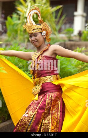 Young-balinesischen Tänzerin traditioneller Legong Tanz Stockfoto